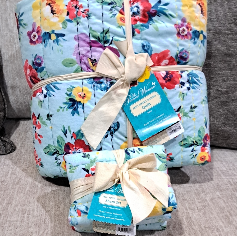 Pioneer Woman sweet romance quilt & shams